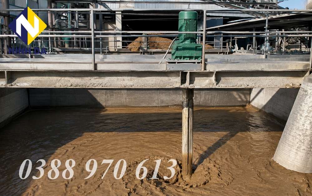 Máy khuấy dung dịch có hạt rắn lơ lửng trong bể chứa bùn công nghiệp